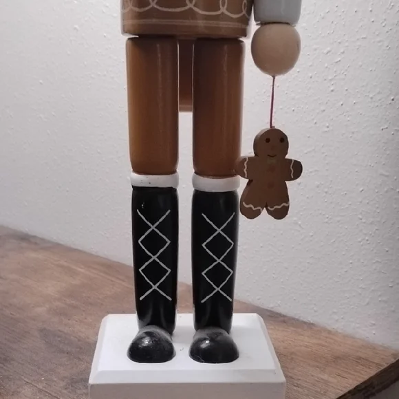 Wooden Nutcracker Chef with Cupcake Christmas Nutcracker Vintage - Picture 2 of 10